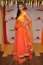 Roshni Chopra at Ritu Sakseria and Shruti Sancheti festive collection launch in Vyoum, Mumbai on 6th Sept 2013 (12).JPG